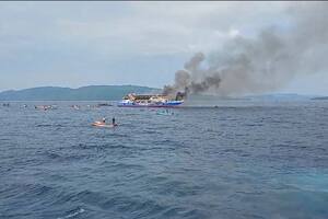 El humo se eleva sobre el barco de pasajeros KM Barcelona después de que se incendiara cerca de la isla de Talise en Sulawesi del Norte, Indonesia, el domingo 20 de julio de 2025. (BASARNAS via AP)