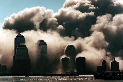 El humo se eleva sobre el centro de Manhattan después de que la segunda torre del World Trade Center se derrumba 