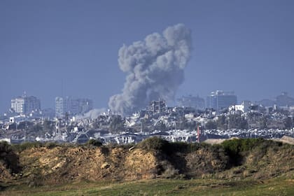 El humo se eleva tras un bombardeo israelí en la Franja de Gaza, visto desde el sur de Israel