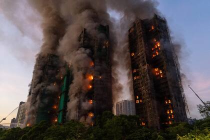 El humo se eleva tras un incendio en Wang Fuk Court, un complejo residencial en Hong Kong, el miércoles 26 de noviembre de 2025