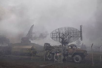 El humo se esparce desde una base de defensa aérea, tras una explosión en Mariupol