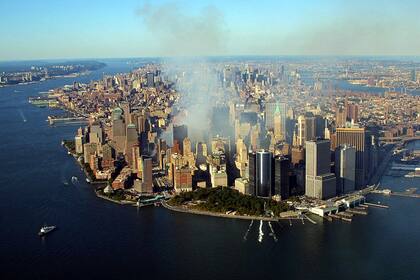 El humo sigue saliendo del World Trade Center el 15 de septiembre de 2001