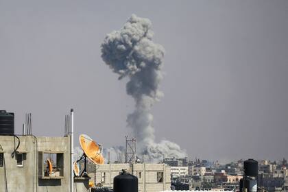 El humo surge de los ataques israelíes en el este de Rafah, en el sur de la Franja de Gaza, el 7 de mayo de 2024, en medio del conflicto en curso entre Israel y el movimiento palestino Hamas