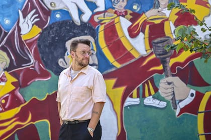 El humor desenfrenado y la vuelta a la narración son puntos fuertes con los que Mariano Tenconi Blanco consolidó su carrera como dramaturgo y director