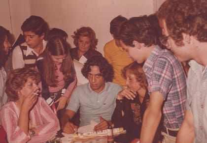 El humor gráfico y la historieta cultivaron adeptos desde los comienzos de la Feria; Caloi, el creador de Clemente, firmó ejemplares de sus libros