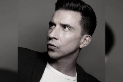 El humorista afirma que se necesita un cambio en las conversaciones de género. Foto Instagram @russell_kane