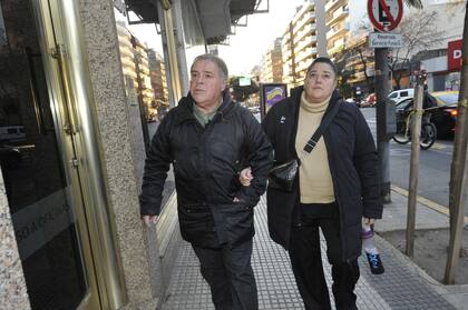 El humorista Jorge "Carna" Criveli y su esposa Claudia Ares, notablemente conmovidos en la despedida a Bertrand