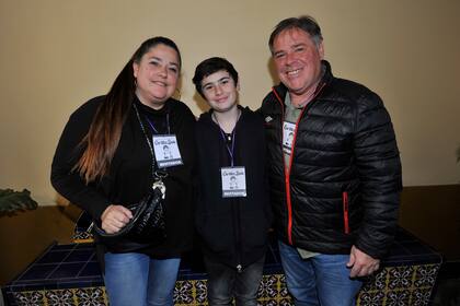 El humorista Jorge “Carna” Crivelli, junto a su esposa Claudia Ares y su hijo Mateo.
