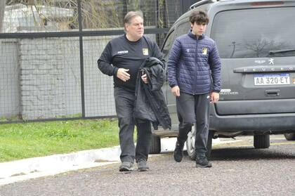 El humorista y actor Jorge "Carna" Crivelli arriba al cementerio privado de Boulogne para el adiós a quien protagonizó varias comedias en las temporadas de verano de Mar del Plata