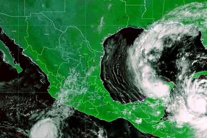 El huracán Delta, que amenaza las costas de México desde Cancún a Playa del Carmen, se debilitó ligeramente a ciclón de categoría 3