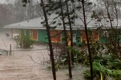 Las casas, cubiertas por las lluvias