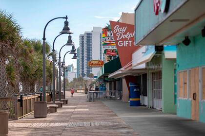Las calles de Myrtle Beach Boardwalk, Carolina del Sur, tienen los comercios cerrados y tapiados 