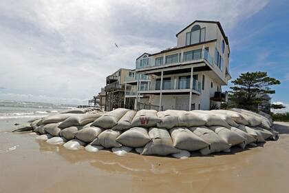 Las casas protegidas con bolsas de arena