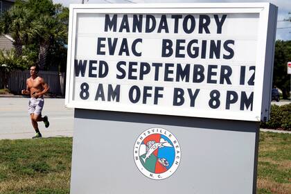 Cartel de evacuación obligatorio antes de que el huracán Florence llegue a tierra en Wrightsville Beach, Carolina del Norte