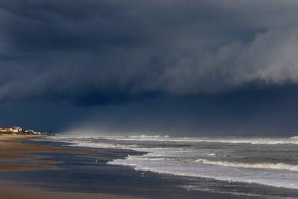 En la playa de North Topsail Beach, Carolina del Norte, ya se puede ver un impresionante frente de tormenta