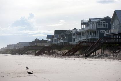 Las playas sin gente y las casas vacías en Topsail Island, Carolina del Norte