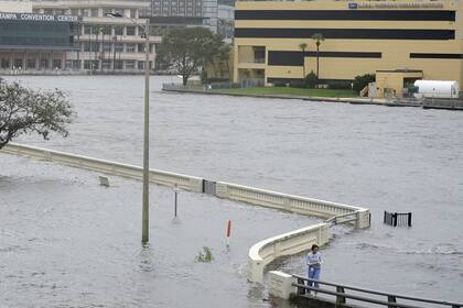 El huracán Idalia genera riesgos de inundaciones que hacen imposible que se realicen actividades en escuelas, colegios y campus