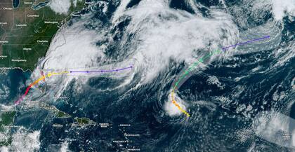 El huracán Leslie (derecha) se formó en el Océano Atlántico; los expertos indican que se disipará entre el fin de semana y comienzos de la próxima