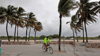 EL huracán Matthew llega con poca intensidad a las costas de Florida