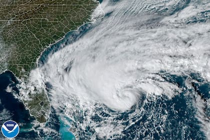 El huracán Nicole se acerca a la costa este de Florida en el océano Atlántico 