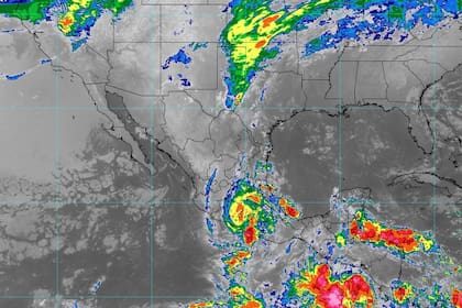 El huracán Otis tocó tierra en el turístico puerto de Acapulco la madrugada del miércoles