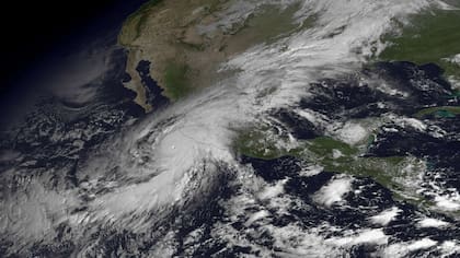 El huracán Patricia, de categoría 5 se prepara para golpear México