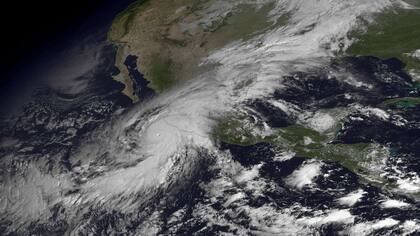 El huracán Patricia, de categoría 5 se prepara para golpear México