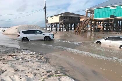 Con la subida del agua varios autos quedaron atrapados en la playa