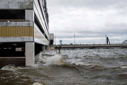 La marejada ciclónica del huracán Sally ya alcanzó el estacionamiento exterior y el primer piso del estacionamiento del casino Palace en Biloxi, Mississippi,