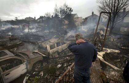 El huracán Sandy asoló un barrio de Queens al provocar un incendio que destruyó 100 casas