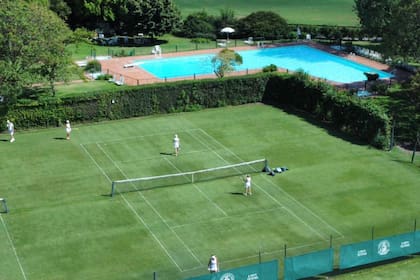 El Hurlingham Club cuenta con sies canchas de tenis de césped, donde se han preparado los mejores tenistas argentinos para disputar Wimbledon