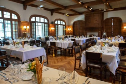 El Hurlingham Club cuenta con un restaurante que está abierto de martes a domingo