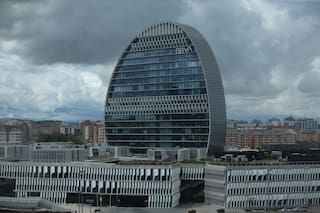 El Ibex retrocede presionado por la banca de EEUU, pero BBVA amortigua la caída