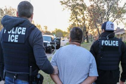 El ICE administran el sistema de detención de inmigrantes