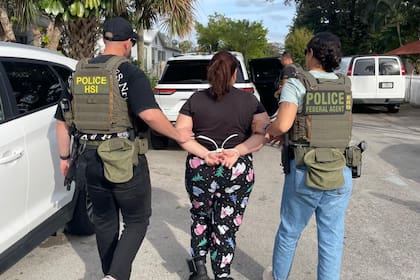 El ICE arrestó a una mujer de origen venezolano en el barrio de Brownsville y su esposo denunció que "se la llevaron" a días de su aniversario