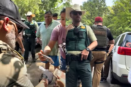 El ICE detuvo a migrantes hispanos en un parque de Estados Unidos y les pidió un documento concreto