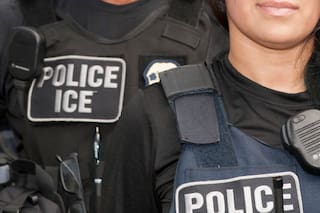 Cómo fue que el ICE detuvo a una niña de 10 años con su madre latina y las llevaron a Texas