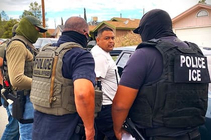 El ICE rastrearía la ubicación de migrantes sospechosos a través de un sistema de localización móvil