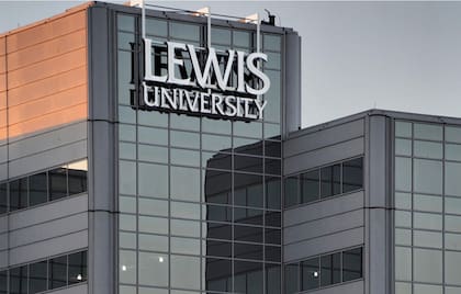 El ICE realiza tareas administrativas en el mismo inmueble que utiliza la Universidad Lewis para impartir clases en Oak Brook