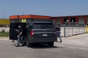 El ICE realizó una redada de migrantes en una empresa de Nebraska y se llevó a la mitad de los trabajadores