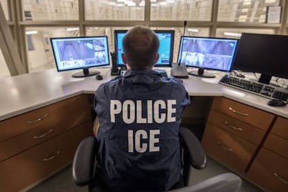 El ICE reveló sus planes para establecer un nuevo centro de monitoreo de redes sociales, compuesto por 16 analistas