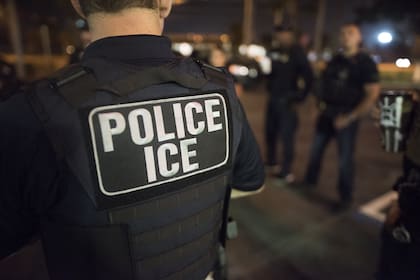 El ICE transformó su oficina de relaciones públicas en una maquinaria de propaganda digital para promover las deportaciones masivas