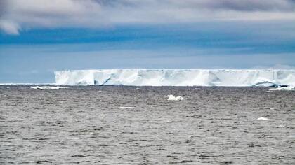 El iceberg tiene más de 4000 kilómetros cuadrados y 400 metros de espesor.