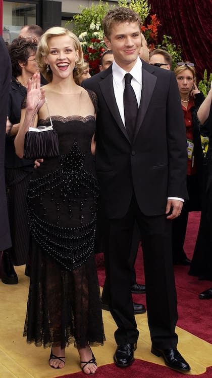 El icnico diseador visti a Reese Witherspoon para su debut en los premios Oscar de 2002. Para esta ocasin especial, Valentino cre un diseo con aires de los aos 20