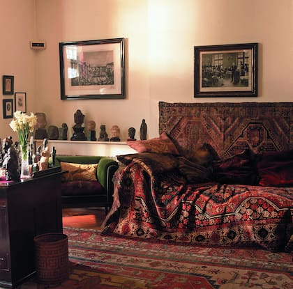 El icónico diván, cubierto por una alfombra oriental, que era ocupado por sus pacientes