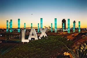 Los Ángeles retira de su aeropuerto internacional su histórico cartel