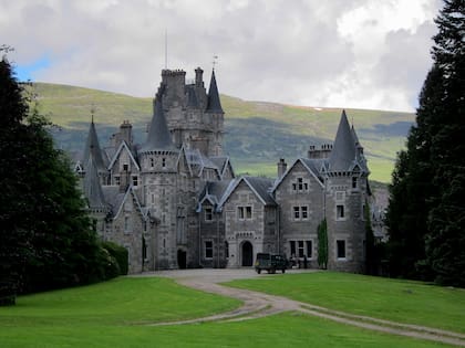 El icónico lugar donde los príncipes Harry y William escucharon la noticia de la muerte de Diana es retratado por el castillo de Ardverikie.