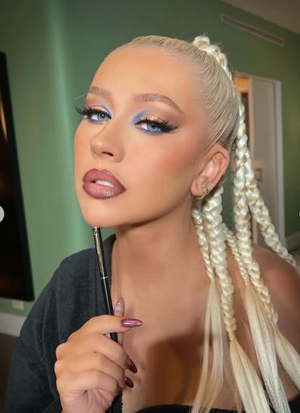 El icónico maquillaje de Christina Aguilera, tanto el delineado de ojos como de labios, fue lo que terminó de enmarcar su look
