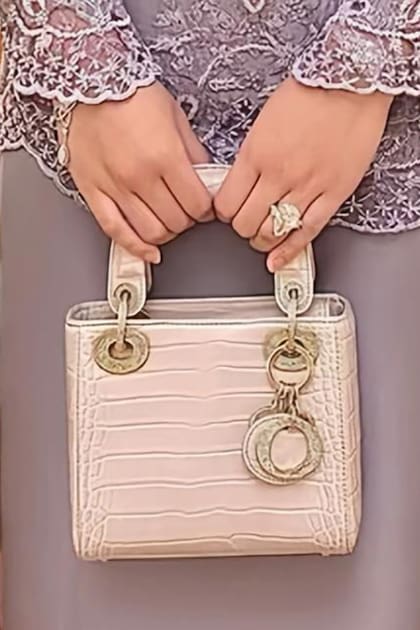 El icónico modelo Lady Dior, en cuero de cocodrilo, que Ameerah adora y era el favorito de Lady Di