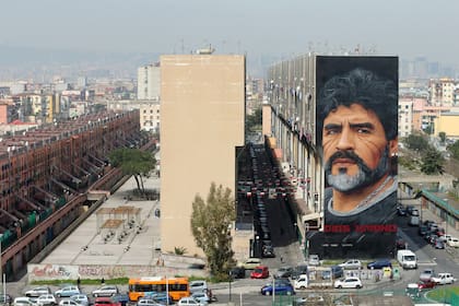 El icónico mural de Maradona, en el barrio de San Giovanni a Teduccio, pintado por el artista Jorit. (Photo by Marco Cantile/LightRocket via Getty Images)
